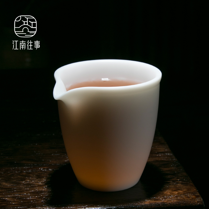 Jiangnan past fair dehua suet jade white porcelain cup points tea is tea sea ceramics fair hand grasp a cup of tea accessories