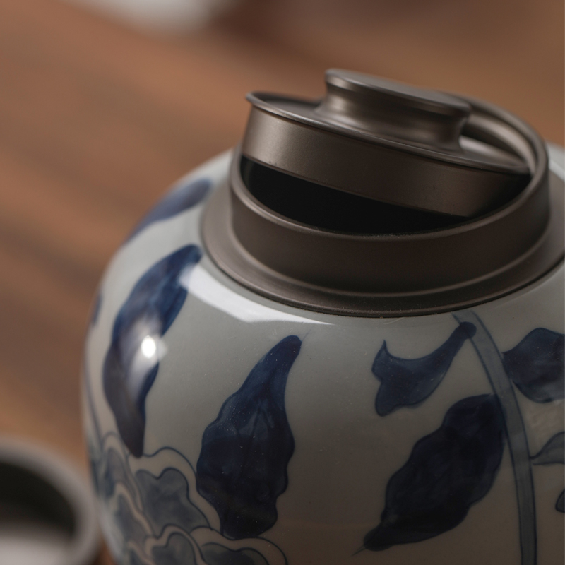 Jiangnan past blue and white porcelain tea pot aluminum alloy cover seal pot kung fu tea set store receives household storage tank