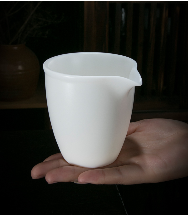 Jiangnan past fair dehua suet jade white porcelain cup points tea is tea sea ceramics fair hand grasp a cup of tea accessories