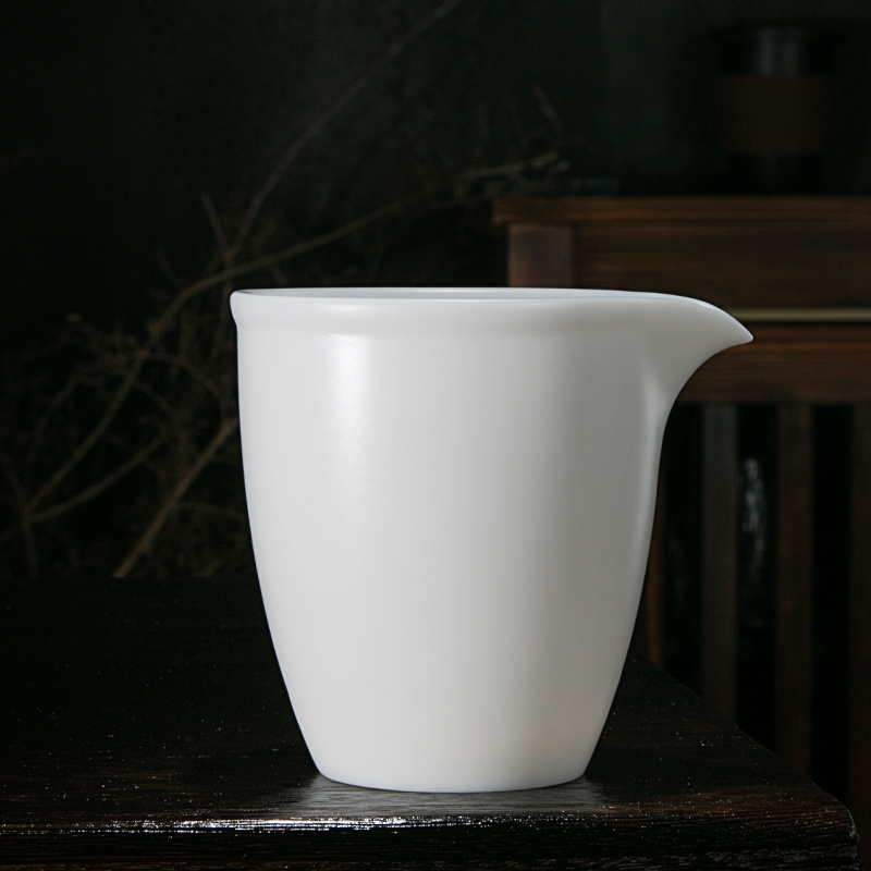 Jiangnan past fair dehua suet jade white porcelain cup points tea is tea sea ceramics fair hand grasp a cup of tea accessories