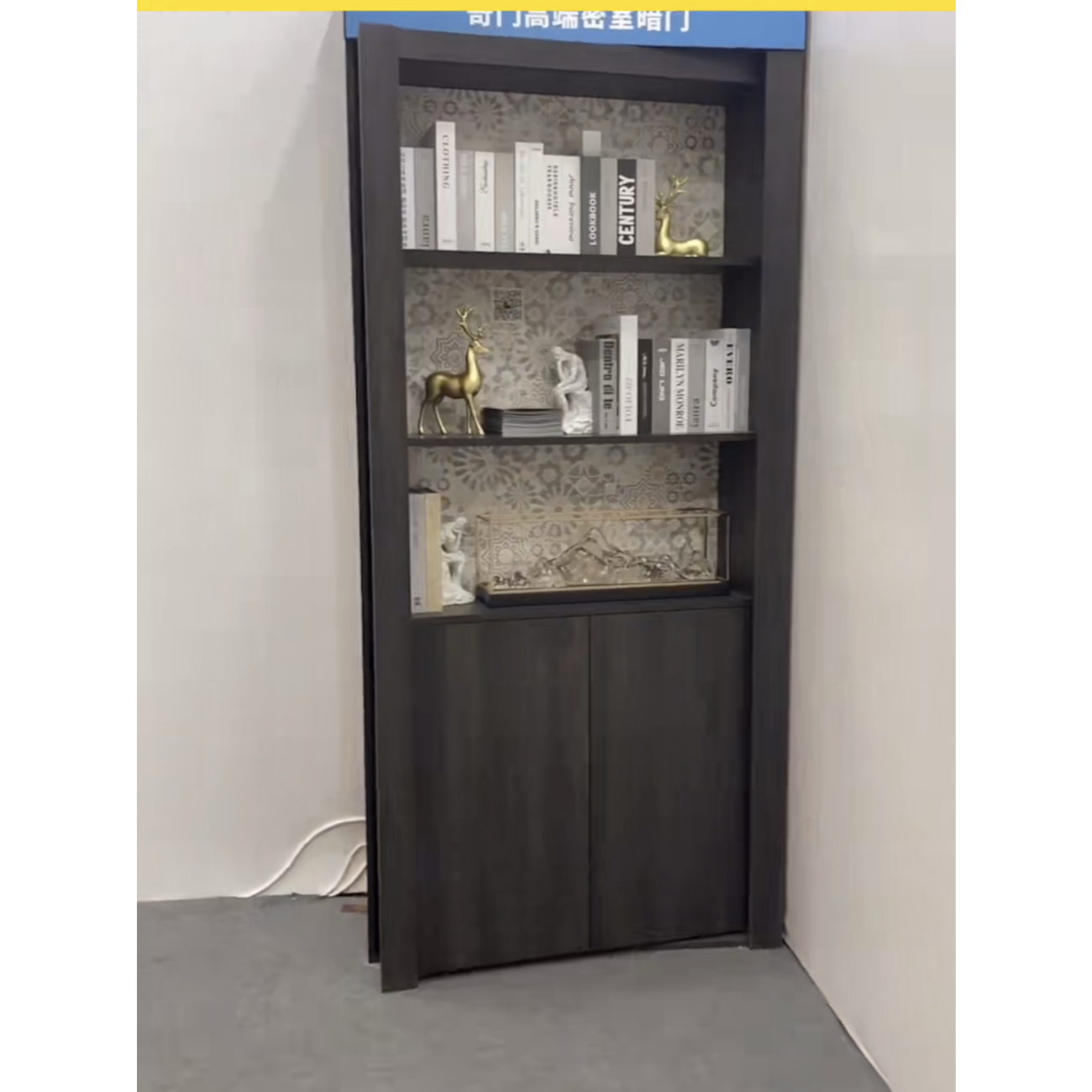 隐形门的奇幻转身：书柜中的秘密空间