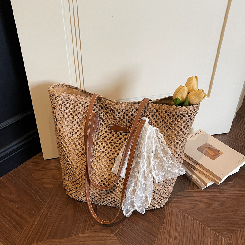 Summer Vacation Style Hand-Woven Tote Bag for Women 2026 Large Capacity Straw Shoulder Bag Versatile Beach Bag for Outings