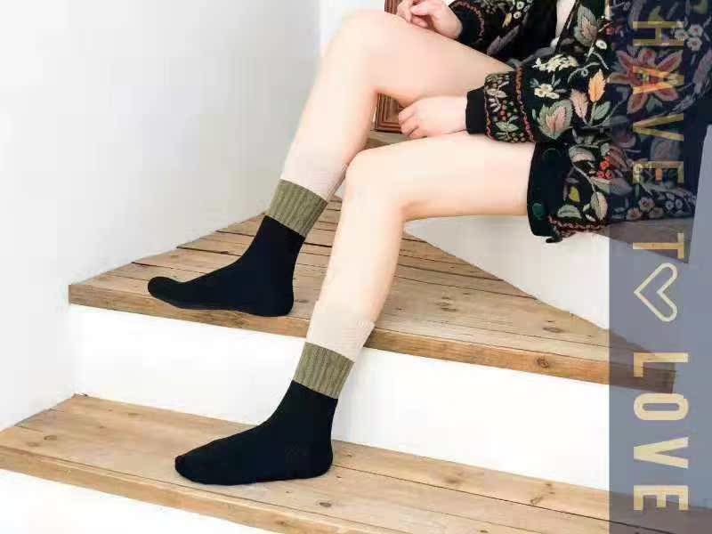 Một mẫu tất của phụ nữ vớ cotton thể thao màu rắn vớ len Phụ nữ hoang dã vớ cao chồng đống 6 đôi vớ cao cổ