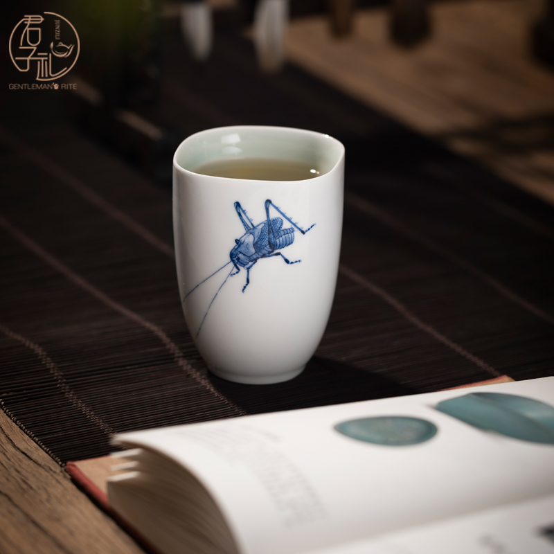 Gentleman 's gift of jingdezhen blue and white porcelain ceramic cups hand - made with cup of domestic large capacity office cup individual cups