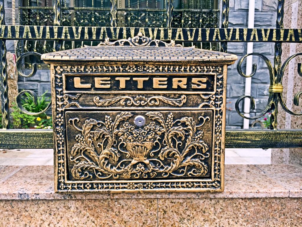 Explosive European-style villa mailbox letter box vintage newspaper mailbox hot sale mailbox
