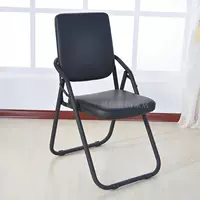 Черная толстая кожаная лапша и черные модели черных ног