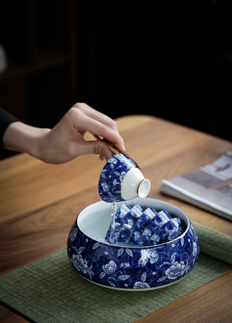 A complete set of tea set home sitting room tea ware kung fu tea set of blue and white porcelain ceramic tureen tea set of 6 people