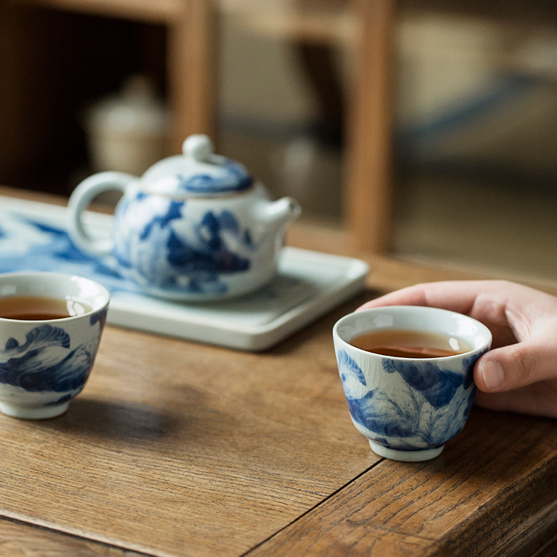 Jingdezhen blue and white landscape manual hand - made ceramic pressure hand of master cup sitting room tea pu 'er tea cup