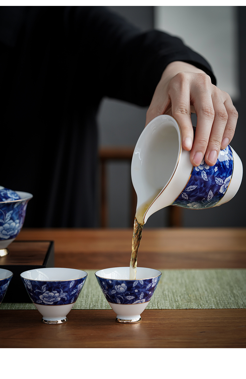 A complete set of tea set home sitting room tea ware kung fu tea set of blue and white porcelain ceramic tureen tea set of 6 people