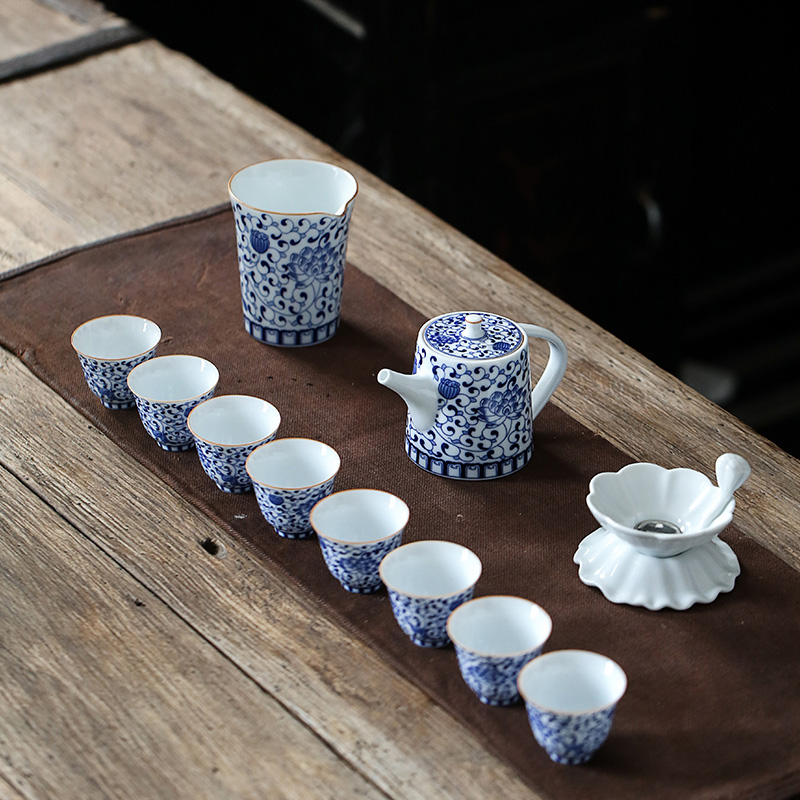 Jingdezhen blue and white porcelain tea set manual ceramic teapot kung fu of a complete set of tea cups tureen