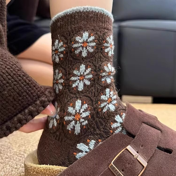 Blue and Brown Daisies Are so Aesthetically Pleasing! Sheep Wool Socks with Small Flowers That Don'T Pinch the Feet ~ Cool and Warm to Wear, Super Comfortable