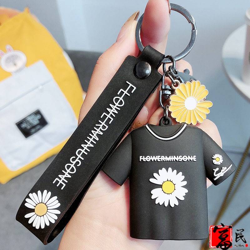 Creative silicone personality daisy T-shirt ins Korean version of the trend car keychain chain ring bag pendant gift