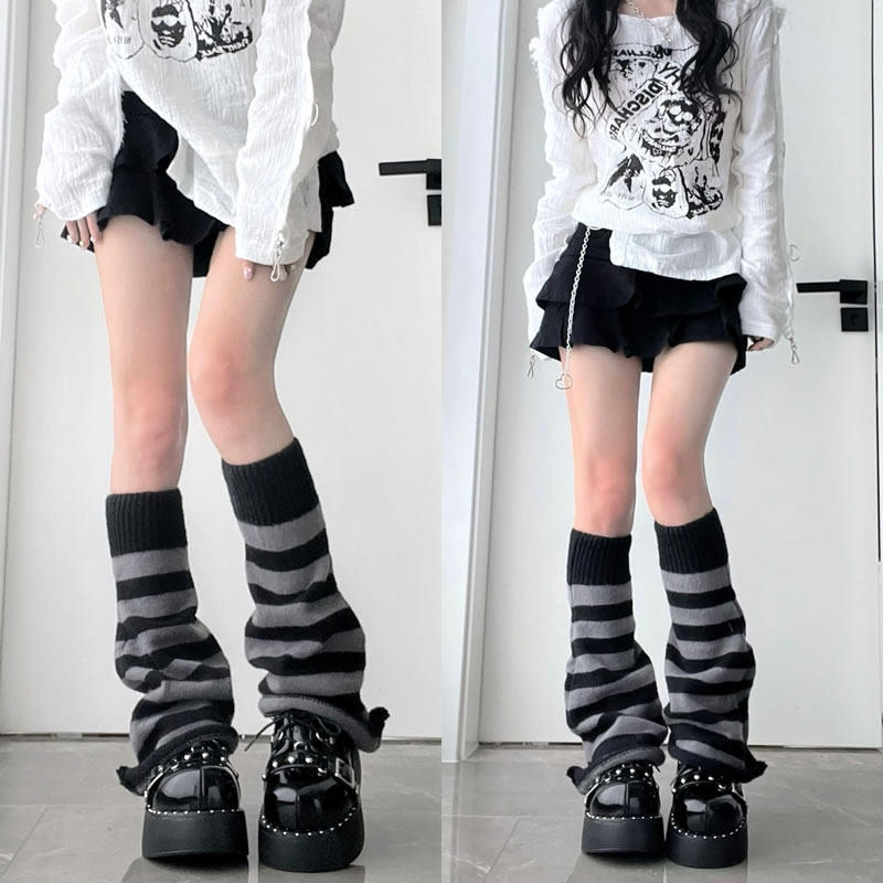 グレーと黒のストライプのフレアソックス、Y2Kサブカルチャー、ミレニアル世代のホットガール秋冬JKニットカーフスラウチソックス。
