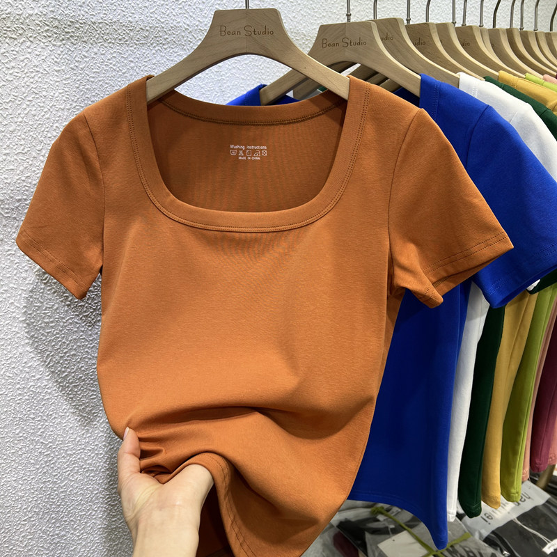 スクエアネックライン、鎖骨がさりげなく見える、女性用半袖Tシャツ、2026年夏、スリムフィット、シンプル、着回し力抜群、無地、ベーシックなコットントップ。