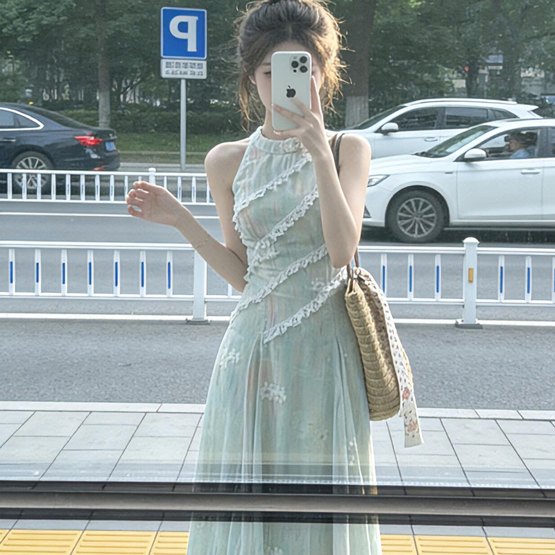 Sweet Lace-Trimmed Fairy Halter Neck Long Dress for Women, Perfect for Summer Beach Vacations, Waist-Cinching Floral Dress