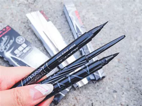 Bút kẻ mắt chín góc không nở Nhật Bản KATE bút kẻ mắt siêu mịn bút kẻ mắt siêu mịn màu đen / nâu - Bút kẻ mắt kẻ mắt chì
