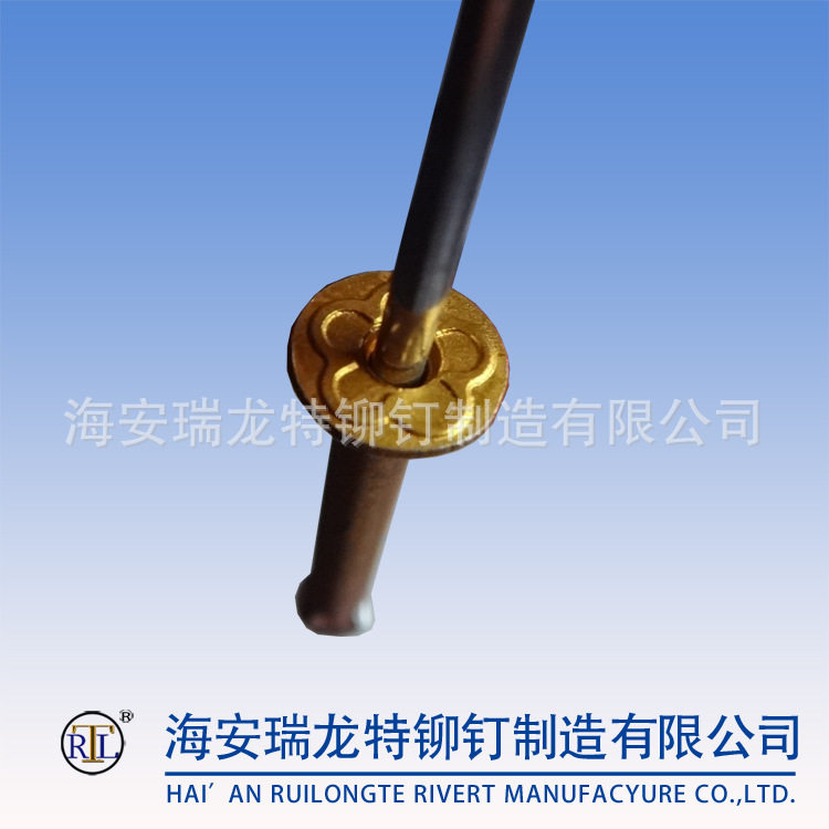 Золотая слива расцветает