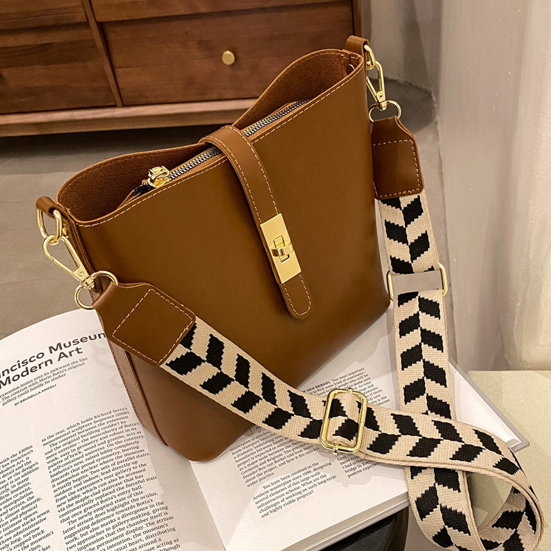 Pick up and drain Shanghai bin Large god recommended 2021 new trend bucket inclined satchel with small crowdsourced design feel 100 lap