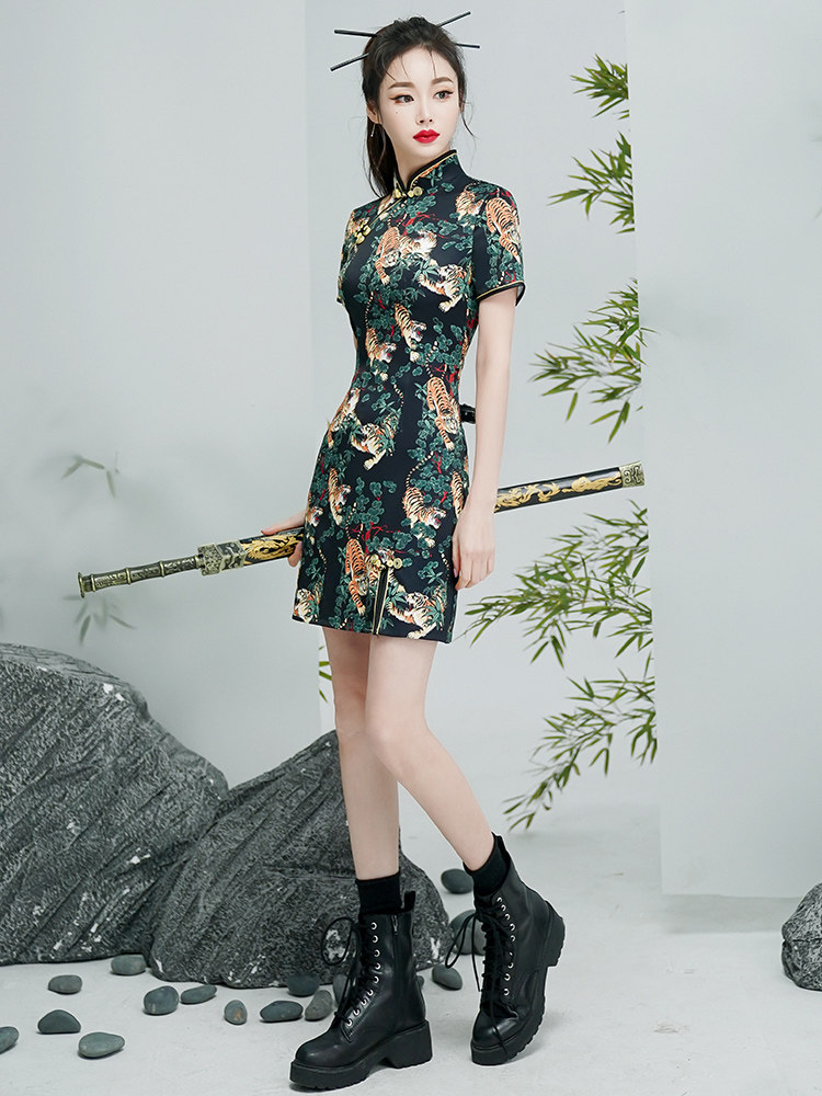 Cheongsam 2022 new spring and summer young girl print improved version dress bone erosion retro national tide short style
