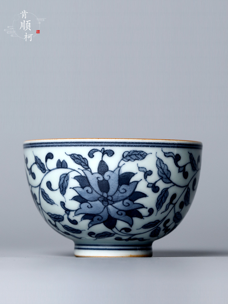 Jingdezhen hand - made teacup under glaze blue and white master cup checking ceramic sample tea cup tie up branch lotus kunfu tea cup