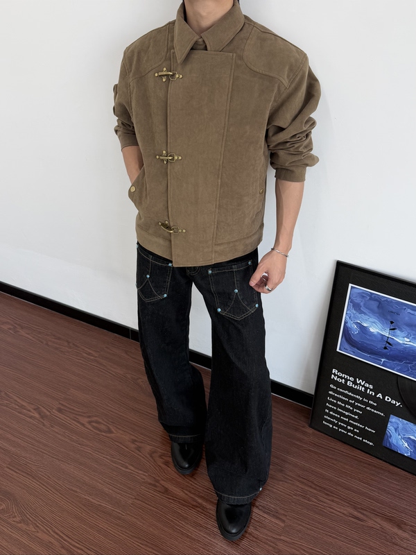 W709 2026 Autumn American Retro Aircraft Buckle Suede Jacket for Men, High-End Cool Brown Coat for Couples