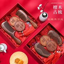 Newly married gifts to give girlfriends practical atmosphere wedding to send brides new girlfriends high-end practical mirror Combs a pair