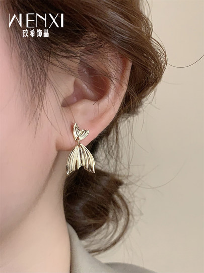 Exaggerated personality metal style fishtail earrings light luxury niche design high-end earrings ins trendy autumn and winter earrings for women