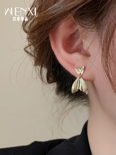 Exaggerated personality metal style fishtail earrings light luxury niche design high-end earrings ins trendy autumn and winter earrings for women