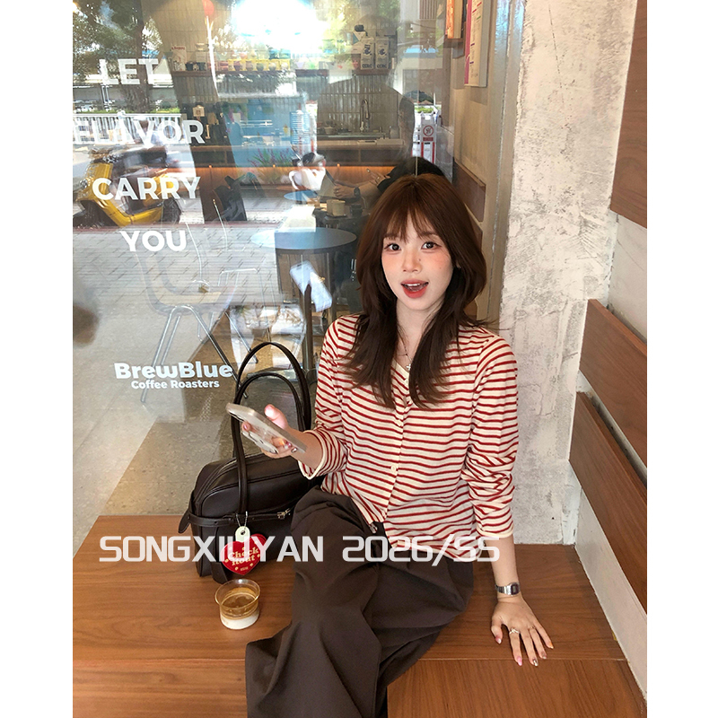 Song Xiuyan Seniors Korean-Style Red Striped Round-Neck Knitted Cardigan with a Youthful Vibe and Contrasting Color Sweater Jacket Song Xiuyan Seniors Korean-Style Red Striped Round-Neck Knitted Cardigan with a Youthful Vibe and Contrasting Color Sweater Jacket