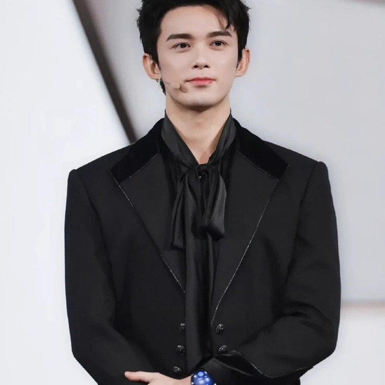 Wu Lei's Same Style Short Notch Lapel Men's Classic Black Suit Jacket with Button Design, Slim Fit, Stylish and Cool for Hosting Banquets