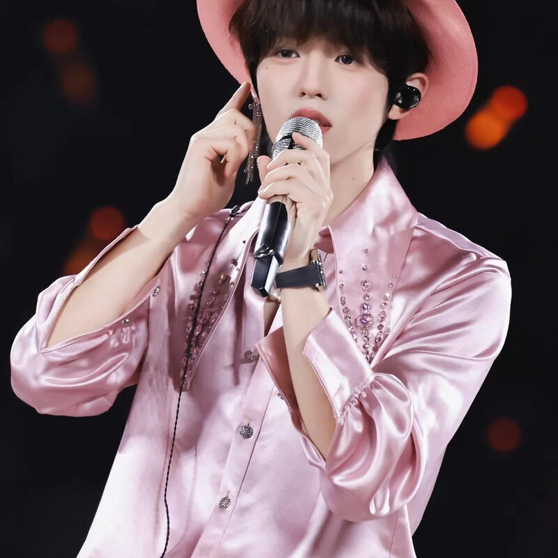Li Hao's Same Style Pink Satin Pointed Collar Rhinestone-Embellished Shirt for Men, Stylish, Elegant, High-End, Business Performance Shirt
