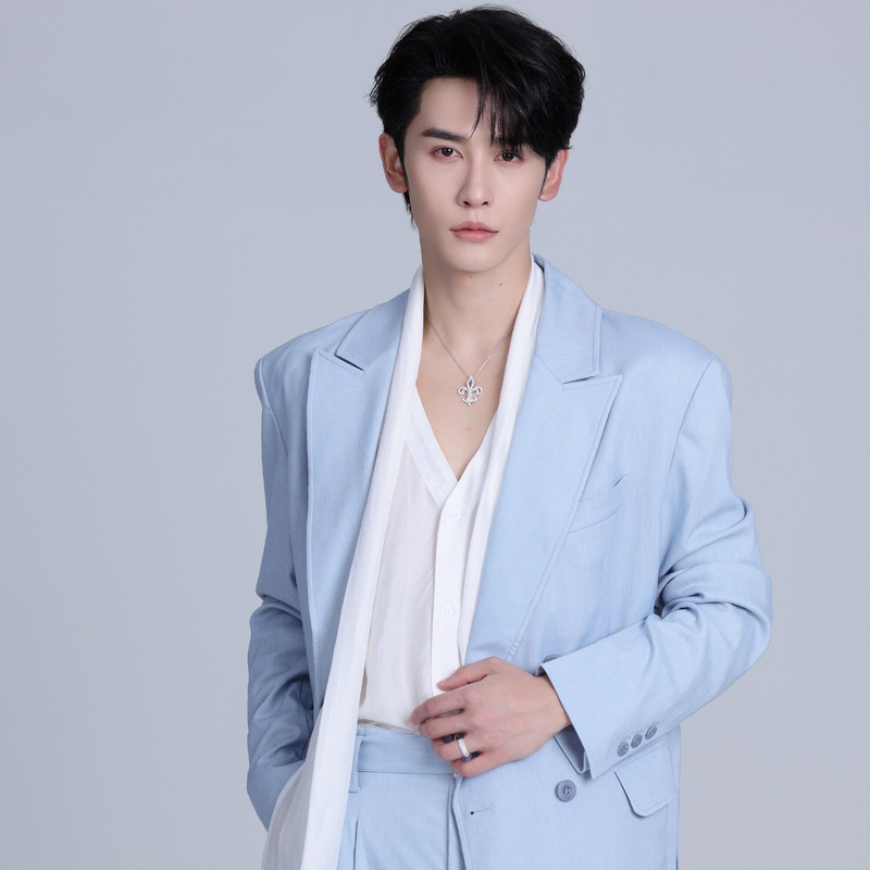 Shen Hao Celebrity Style Light Blue Double-Breasted Suit for Men, Loose, Fashionable, Versatile, Casual, Drapey Suit Set Shen Hao Celebrity Style Light Blue Double-Breasted Suit for Men, Loose, Fashionable, Versatile, Casual, Drapey Suit Set