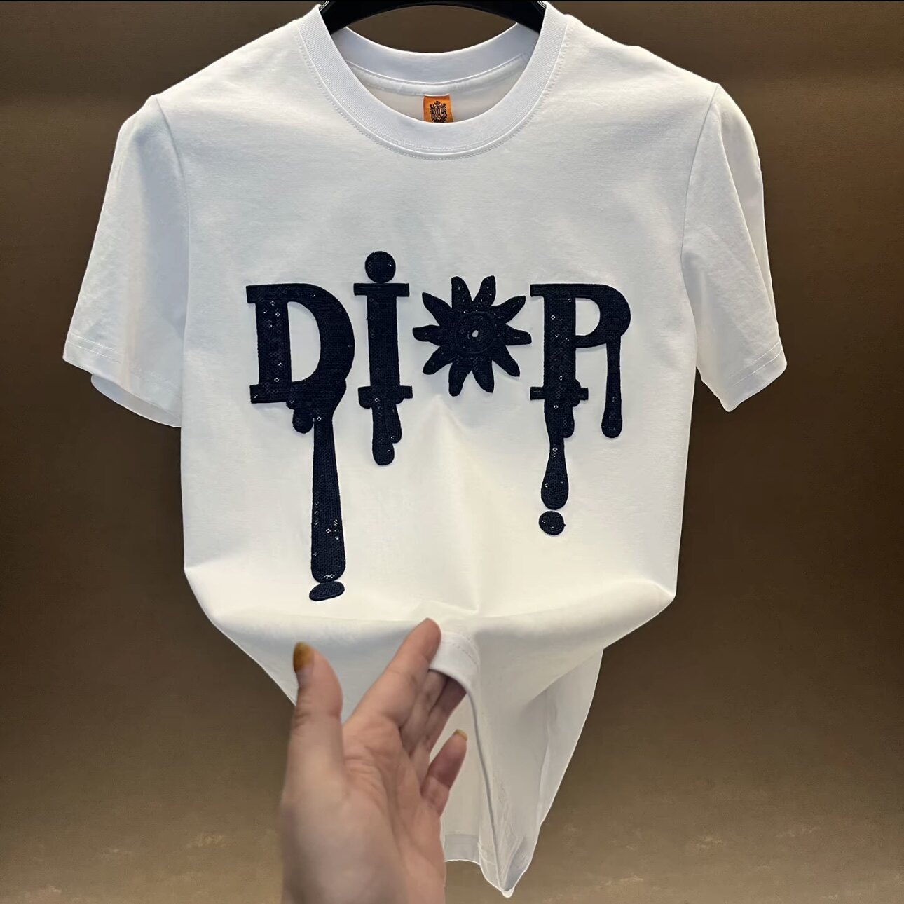 シンプルでカジュアル、スタイリッシュなヨーロピアンスタイルのTシャツ。軽やかな高級感とクールさを兼ね備えた、汎用性の高い若々しいメンズ半袖シャツ。高品質な仕立て、スパンコール刺繍、ラウンドネック。
