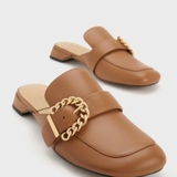 CHARLES&KEITH Тапочки на низком каблуке с закрытым носком, мюли с круглым носком в европейском и американском стиле, подходящие для повседневного ношения, женские тапочки с металлической пряжкой розового и белого цвета.