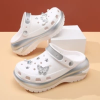 Белая серебристо-серебряная бабочка