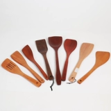 Кухонная кухонная посуда с твердым деревянной лопатой неживая горшка.