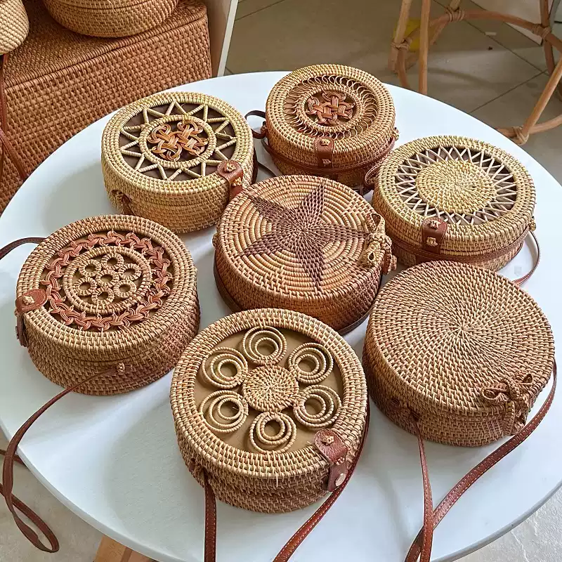 越南藤编复古小圆包英伦风休闲女包可调节肩带设计