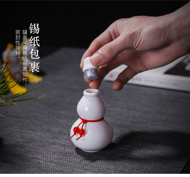 Ceramic small gourd can of new Chinese style pot mini sealed as cans of small child receives the spices of the small porcelain tea pot