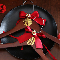 A pair of wedding hangers for the bride and groom Xiuhe wedding dress hangers Chinese style happy characters wedding hangers wedding dowry supplies