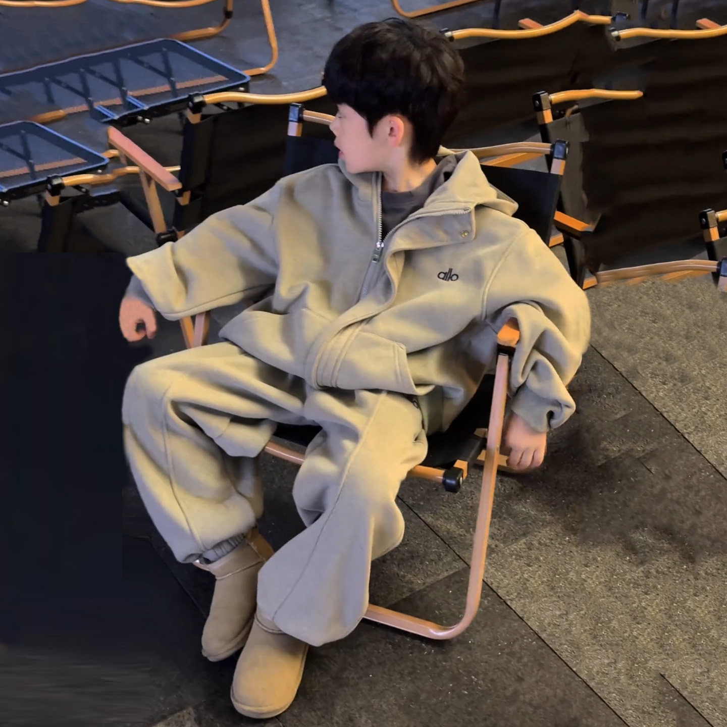 Французский бархатный костюм для мальчиков плюс размер, новинка 2025 года, детская зимняя утепленная одежда в западном стиле, красивая цельная бархатная зимняя одежда из двух частей