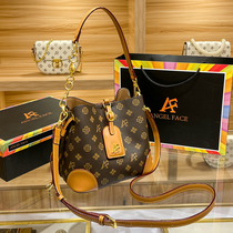 French Fashion Classic Big Brands Trend Advanced Senses Pooch Bag 2022 New Genuine Leather 100 Hitch Fashion Pet Backpack