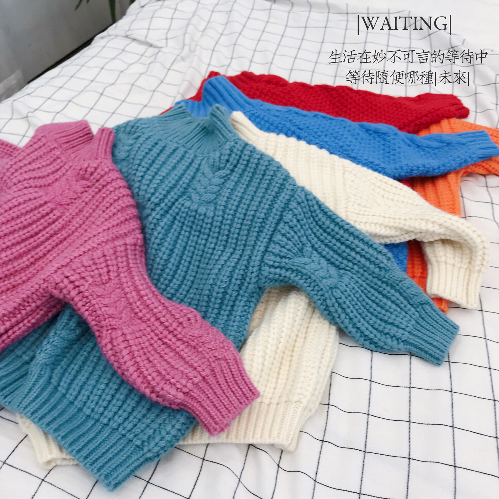 Fall in love with the chicks, thick-pin multi-coloured needles, small and high collar sweater.