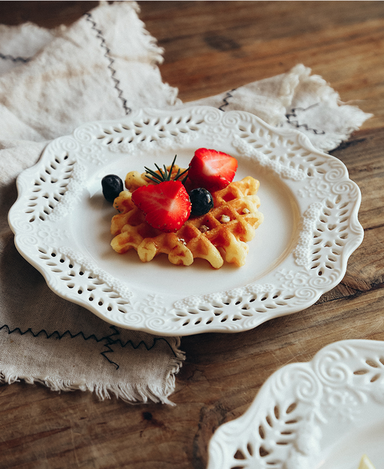 Carve patterns or designs on woodwork Nordic flowers snack plate of French heavy cream white ceramic plate scales plate of fruit and vegetable dish