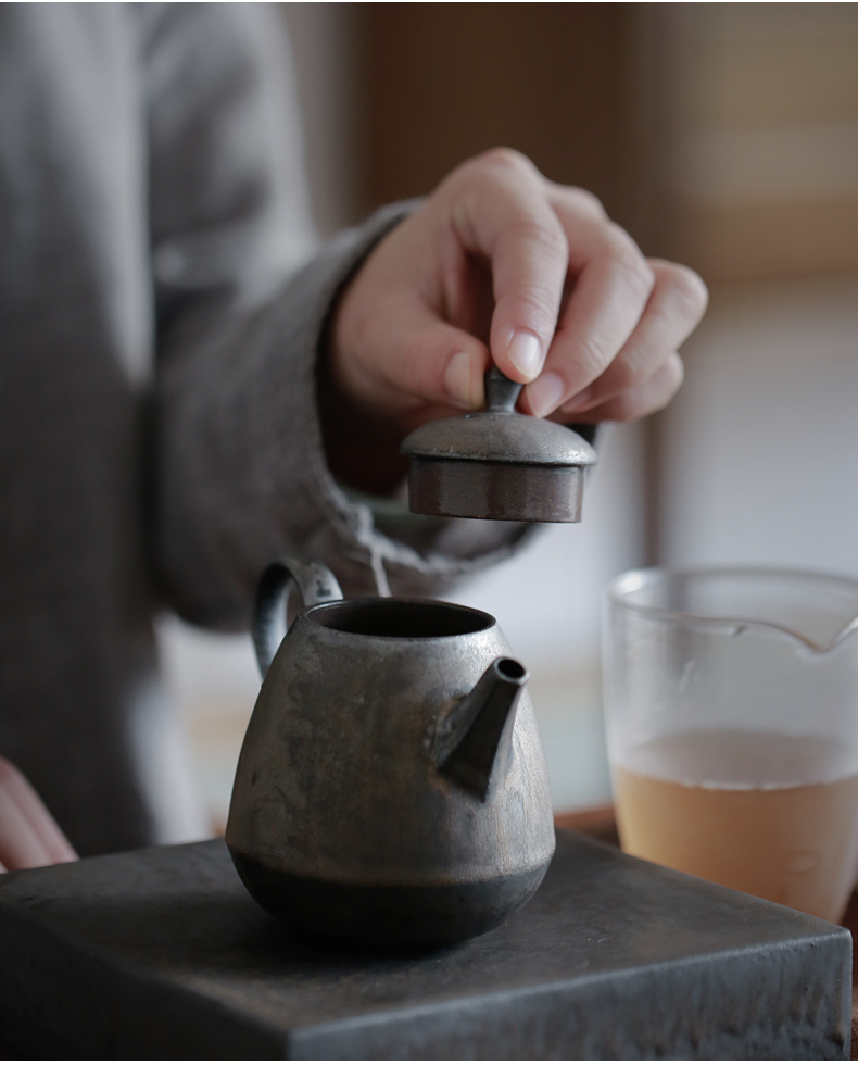 By Japanese gold teapot restoring ancient ways is pure manual ball hole mud filtration pot of up with rust glaze ceramic tea, single pot