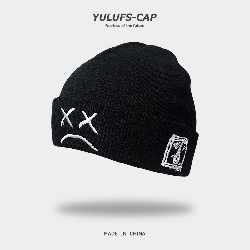 人気のスマイリーフェイス柄ニット帽。ユニセックス、秋冬向け韓国スタイル、暖かく、ユニークで、カップルにもぴったりの万能ニット帽です。