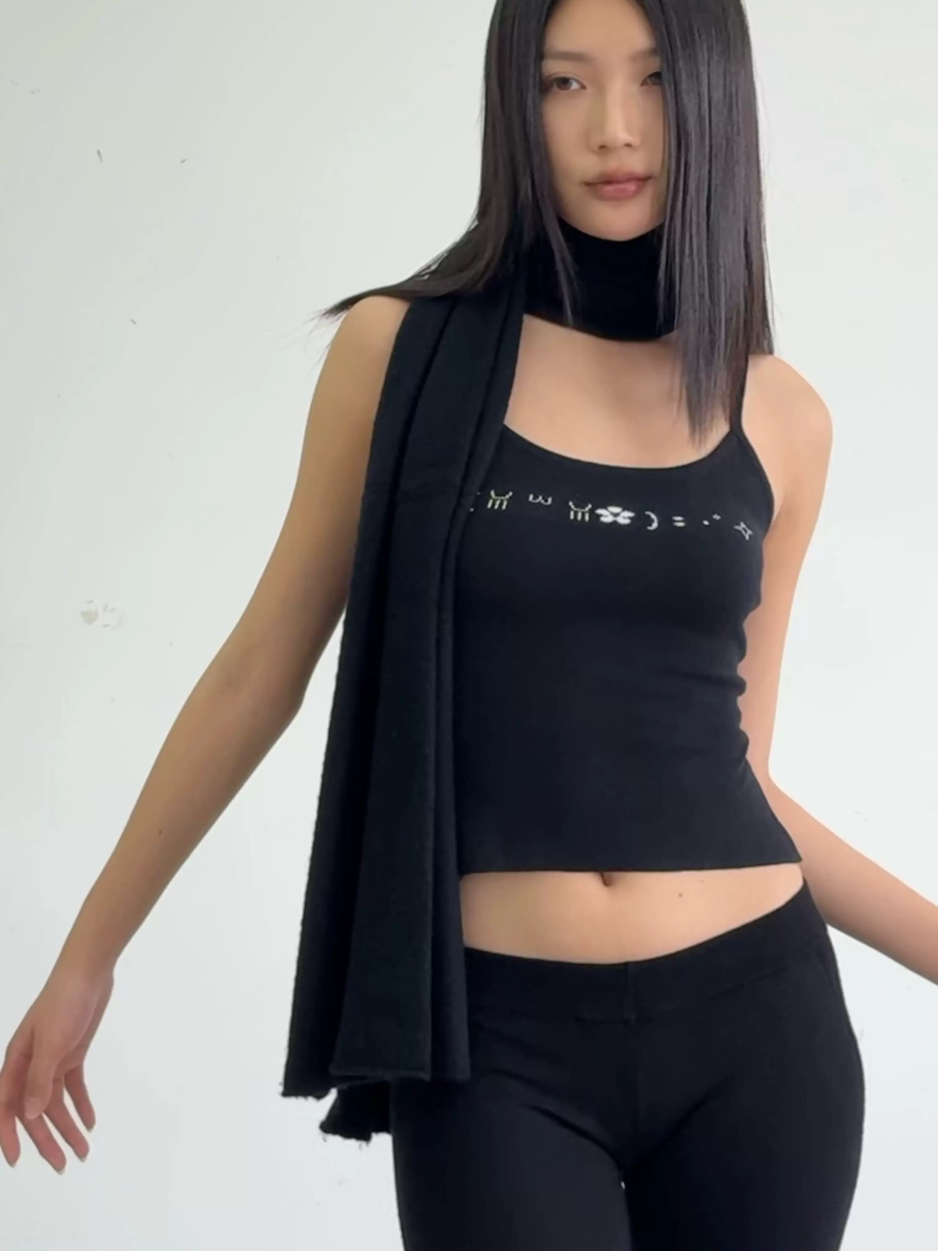 Чёрная футболка, облегающий силуэт, крой