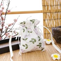 Шнурки пурпурные цветы и зеленые листья