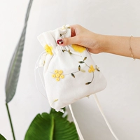 В форме цветка, желтый, на шнурках