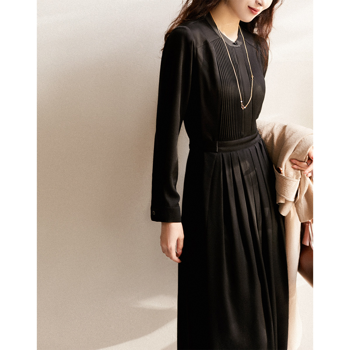 Minimalist and highlights quality sensation back waist lacing round collar 100 pleats with capacity single but not monotonous pure color 