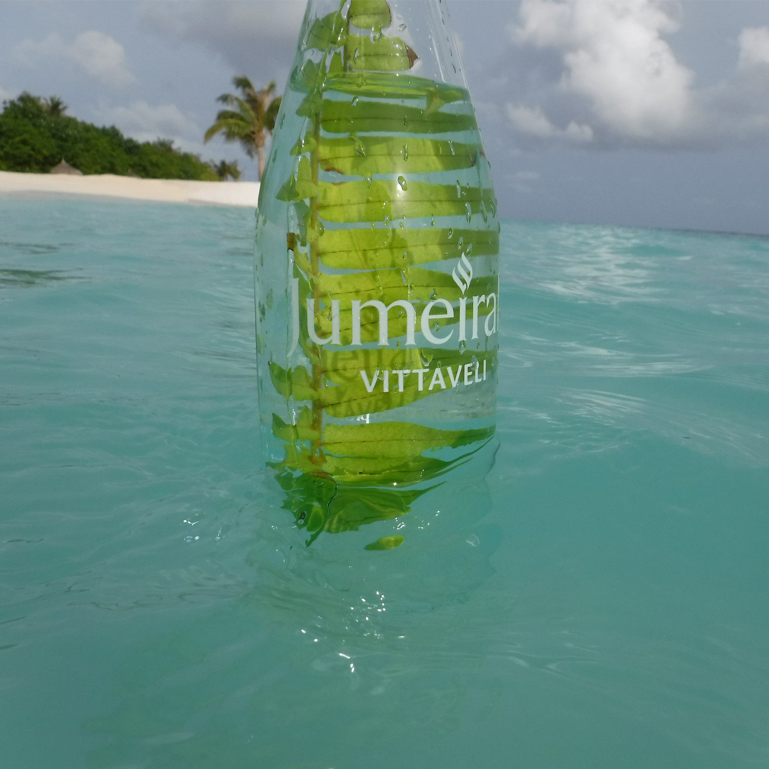 A bottle of refreshing shuffling beverage pores management purifying pure dew oil skin legul fur pores coarse and large hoarding grease